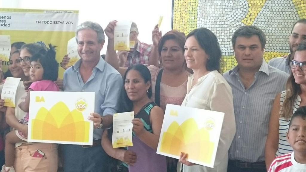 SLopezMedrano's tweet photo. Junto a @CaroStanley y @andreshibarra en la entrega de tarjetas #ETEV @RedEnTodoEstas a beneficiarios de la @SSFFyC http://t.co/TpfGJsBqkS
