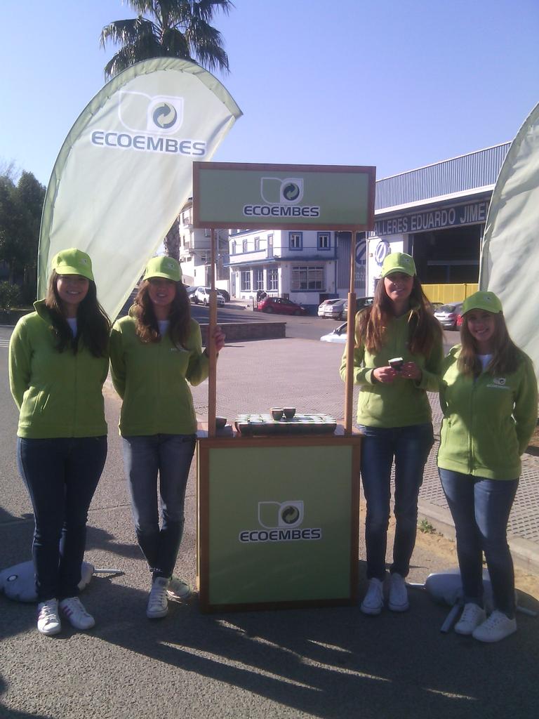NaevaLimpia's tweet photo. Hoy las chicas de @ecoembes han repartido maceteros y semillas en papel de algodón con informacion de como reciclar http://t.co/lnwE3SfD7Q