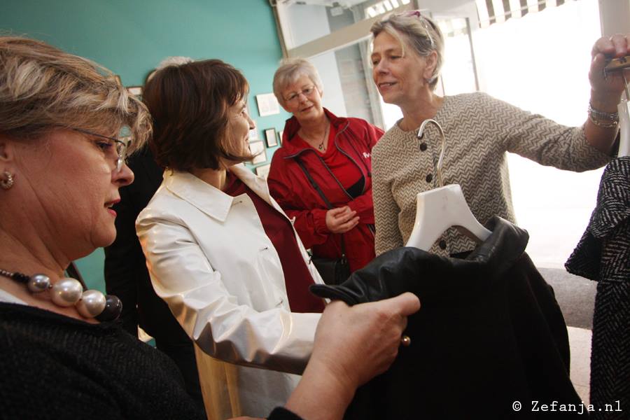 ModeMetMissie's tweet photo. Afgelopen zaterdag bezocht minister Lilianne Ploumen onze atelierwinkel! #modekwartier #ModemeteenMissie http://t.co/kIpvXAeGbK