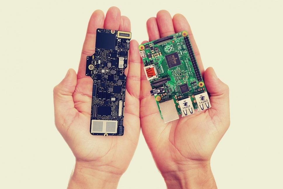 aallan's tweet image. The new #MacBook logic board is smaller than a #RaspberryPi2, makezine.com/2015/01/16/han…. Impressive! (via @stevensande)
