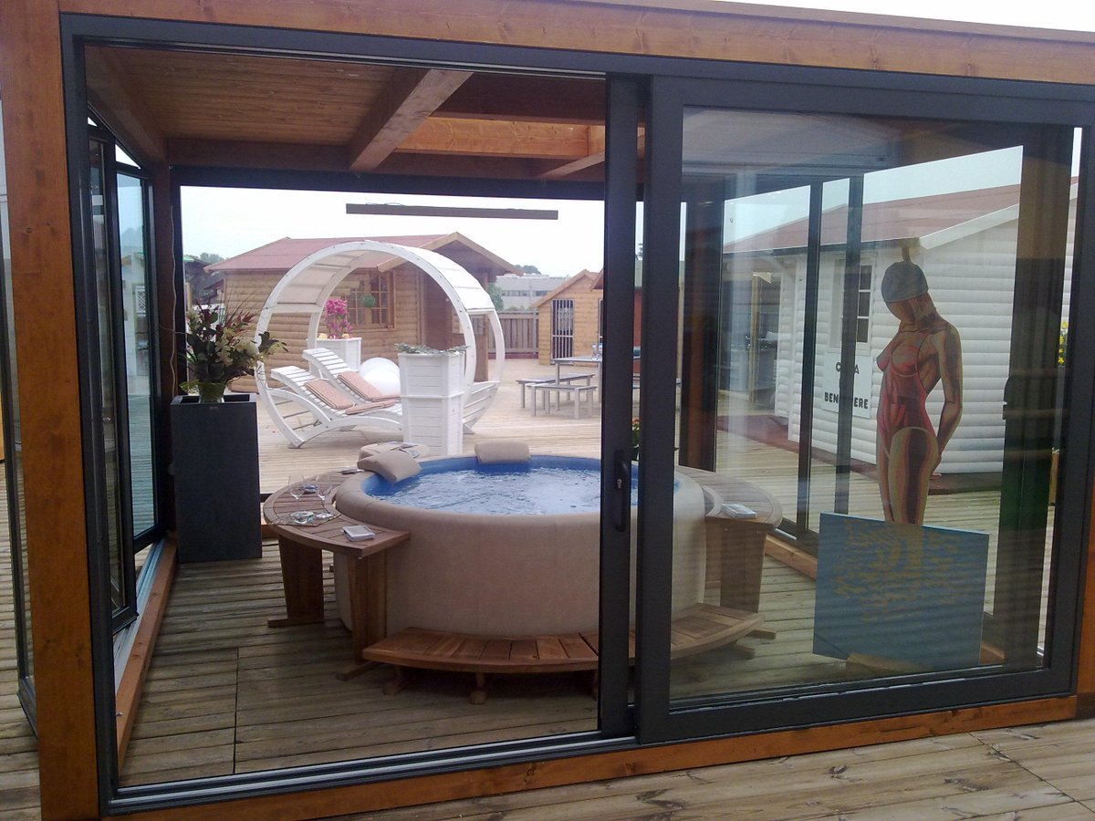 Softubinc's tweet photo. The perfect secluded #Softub set up | #simple #secluded #softubideas #design #beautiful #relax #private #spa http://t.co/1Qyi2eePMN