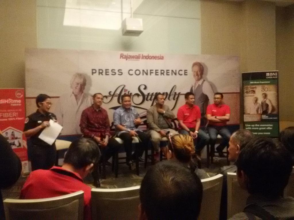 jalanbhakti's tweet photo. 18.36 | PerssCon bersama promotor dan sponsor acara konser #AirSupplyJogja http://t.co/xbPIAEXf3p