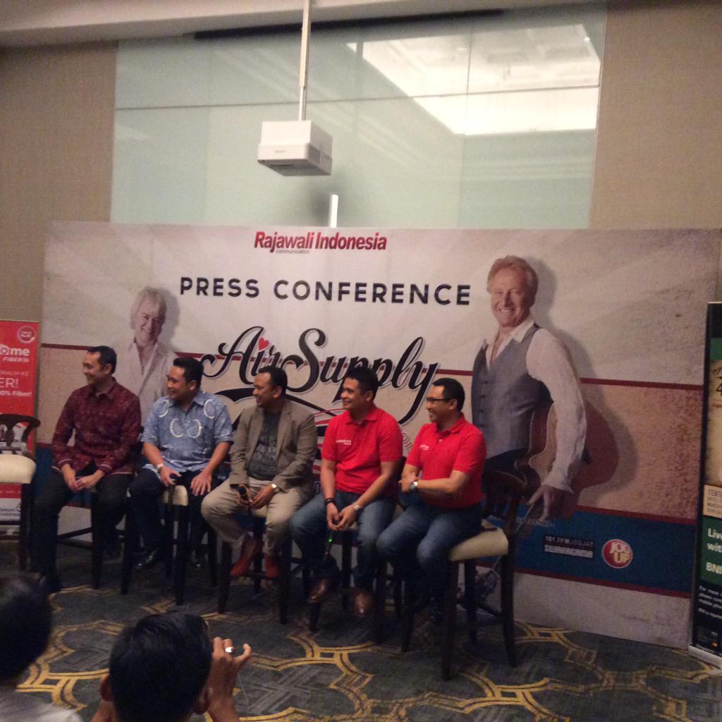 JogjaUpdate's tweet photo. press conference #AirSupplyJogja di Ballroom Hotel Tentrem http://t.co/79HjJQtTiB