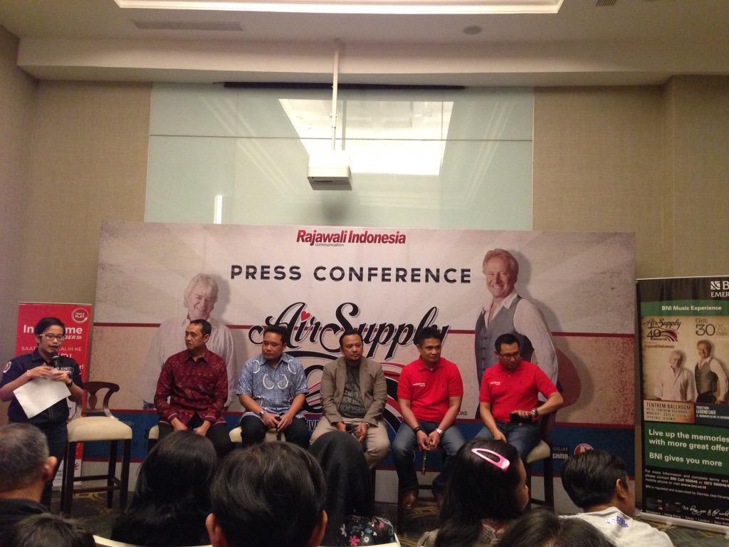 infojogja's tweet photo. #AirSupplyJogja kok beda? tak kiro bule http://t.co/YpCganR3pe