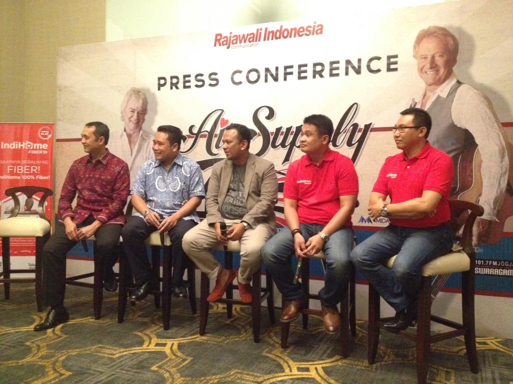 BerandaJogja's tweet photo. 18:35 Press Conference #AirSupplyJogja di Hotel Tentrem Yogya sudah dimulai http://t.co/LbD6LGftwi