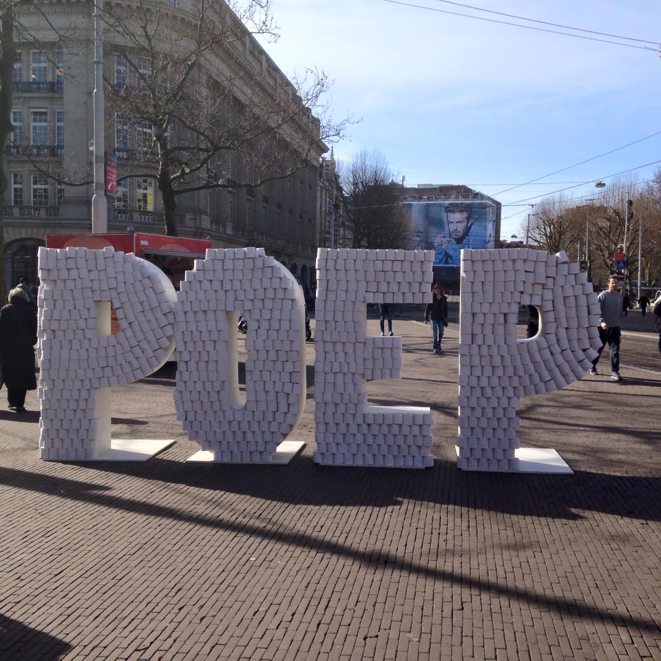#Poepkunstwerk is onthuld op leidseplein @MLDS #darmkankermaand