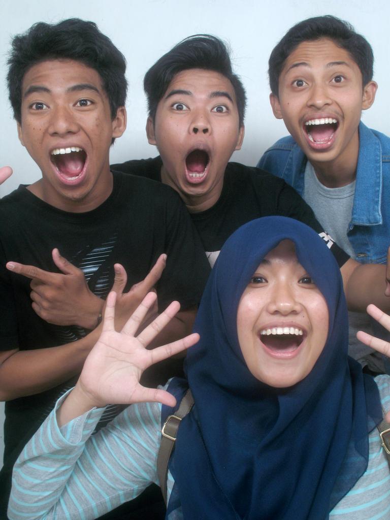 dan_ahsan's tweet photo. Wajahnya pada ceria semua karna abis dapet nonton gratis haha. Terimakasih alfamart wkaka http://t.co/2EWXrbXL4N