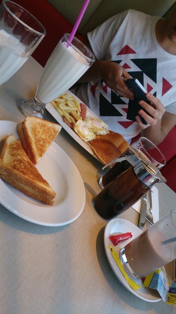 Sheiila68's tweet photo. Desayuno @vips 😍 #bikini que hoy cenamos fuera @Ivan_IM5  a tope con el #americano 🐷😝 #pocaenvidia http://t.co/1V3yVyEqQ4