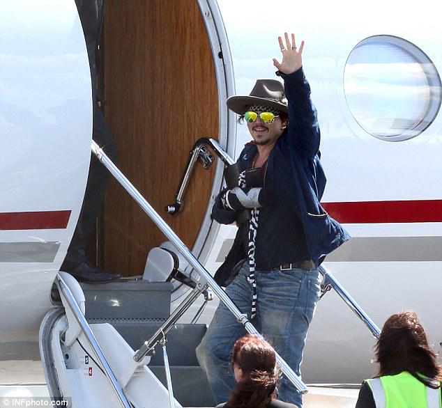 Daily Mail Celebrity on Twitter: "Johnny Depp shows bandaged boarding plane to US for surgery on Pirates injury http://t.co/1U1yjf0YE8 http://t.co/AKCHYVVesQ" / Twitter