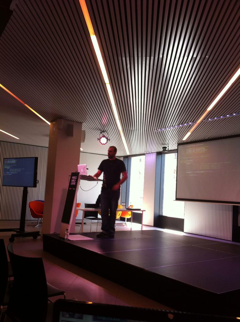 MEspinozaMoron's tweet image. Y ahora terminamos con la conferencia de Sergio Arroyo de @TAPTAP_Networks &quot;automatizando los tests&quot; #SmashTech