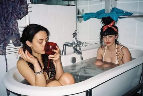 Необычный секс с подругой в ванной