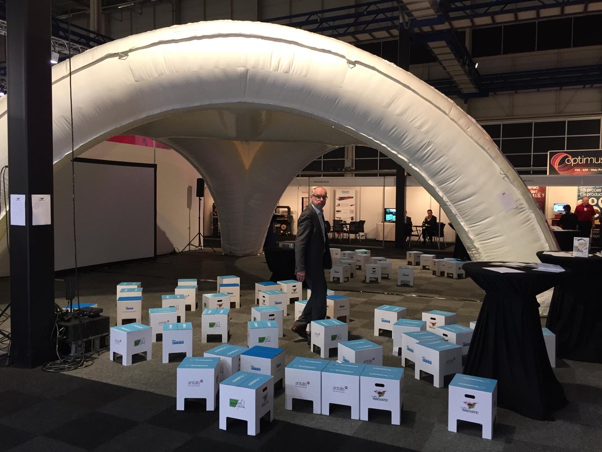 Kijk. <a href="/mrprintpakt/">Mr Print Pakt</a> zet zelf de krukjes klaar. Heel silent. <a href="/AlexKunst/">Alex Kunst</a>