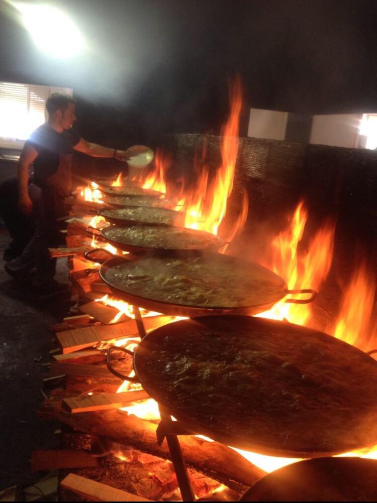 lasbairetas's tweet photo. Creemos que haciendo esto, merecemos un #PaellaEmoji si o si!! 👏👏👏 http://t.co/OIIVSelyU8