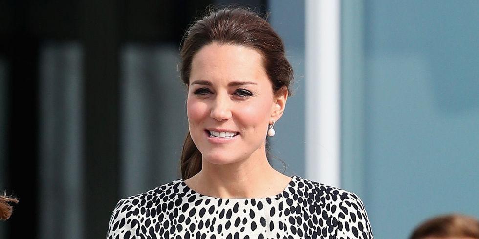 ELLEmagazine's tweet photo. Kate Middleton recycles one of our favorite pregnancy looks: http://t.co/r8qemhk2rr http://t.co/F62gid65Q1