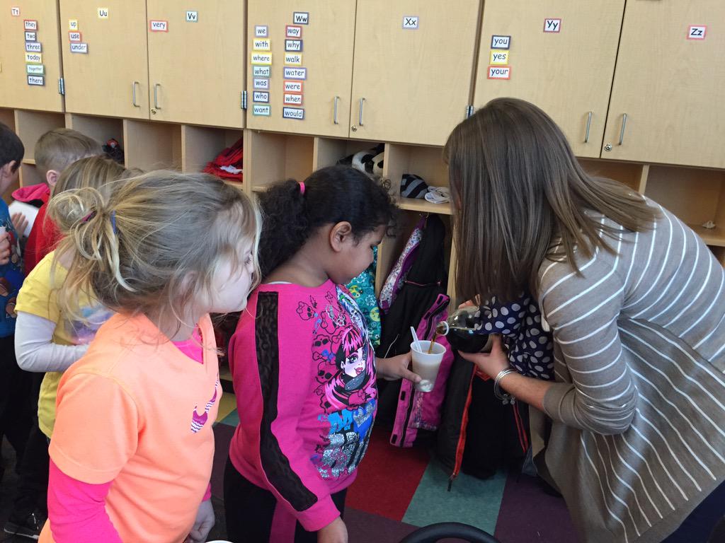 OtsegoFirst's tweet photo. Root beer floats are the best way to learn about matter! #scienceissweet #chamlisclass #madeouricecream http://t.co/KDiFLXHrR3