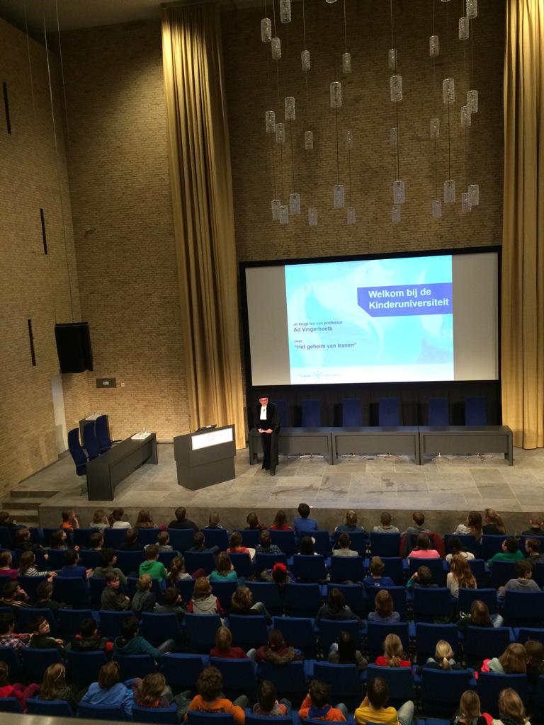 hedvigniehoff's tweet photo. College #kinderuniversiteit #tilburguniversity over het geheim van #tranen met 200 enthousiaste kinderen http://t.co/Ockee7OlmX