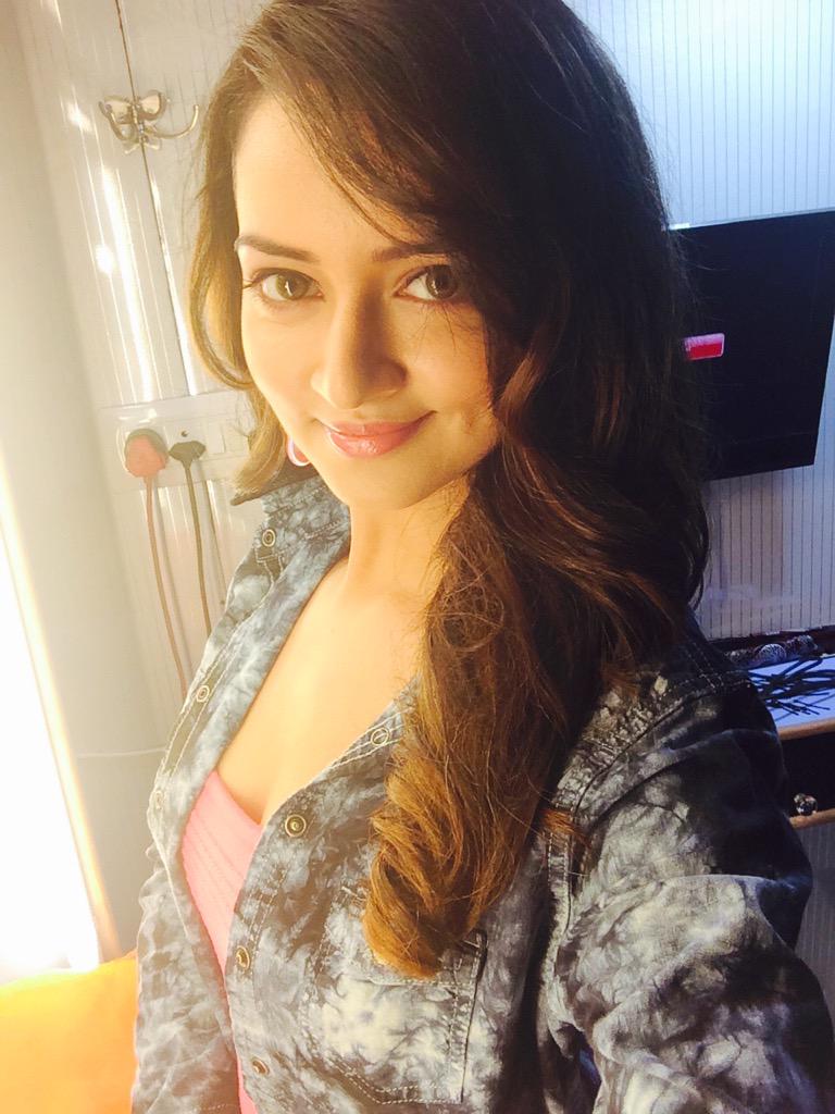 shanvisrivastav's tweet image. First day shoot excitement:) #readyfortakeoff !! #Masterpiece #nighteffect