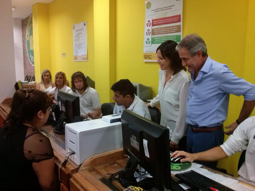 andreshibarra's tweet photo. Estamos entregando Tarjetas #ETEV en el Zonal 7 en @bacomuna7 con @CaroStanley http://t.co/vF2hwiqSAr