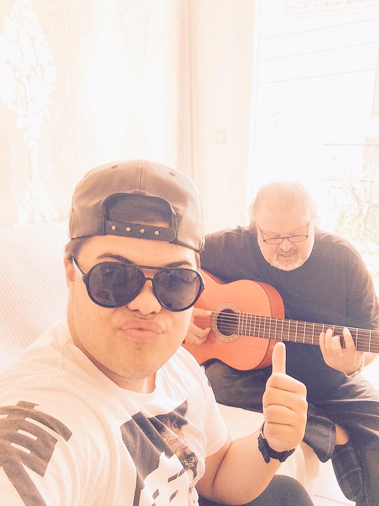 Día de composición con mi hijo <a href="/CastrojuniorDE/">Vicente De Castro JR</a>  para mi nuevo disco! Buenas tardes!
