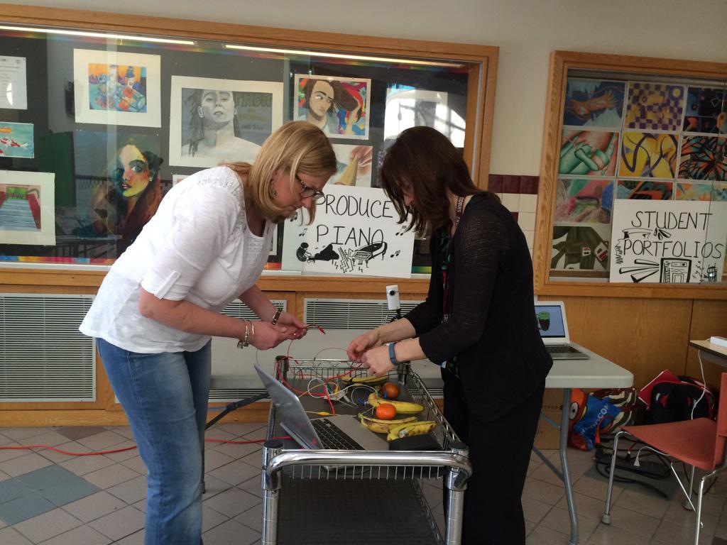 pmaynard2014's tweet photo. Traveling MakeyMakey @GDRHSlibrary #DLDay http://t.co/cspeoOdD4r