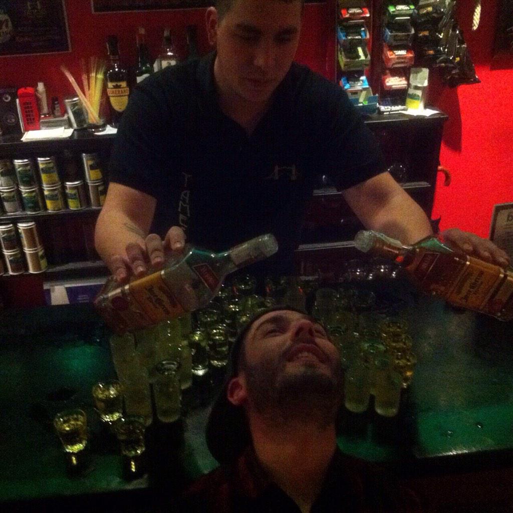 bar_tamesis's tweet photo. #rondarecordcuervo  estmos to locos esto es una ronda para ganar http://t.co/Xo1E6aCzfB