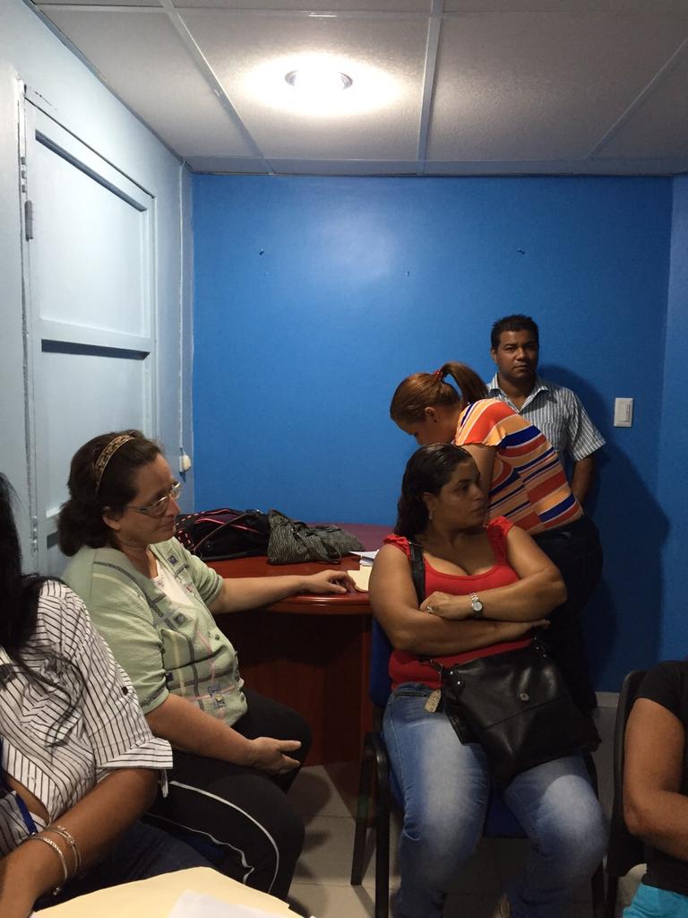 imvisotillo's tweet photo. Dr Ibrahim Vicuña Presidente del IMVIS y la Concejal Amarilis Soto, en reunión con la gente de los kioskos #imvis http://t.co/true703pLU