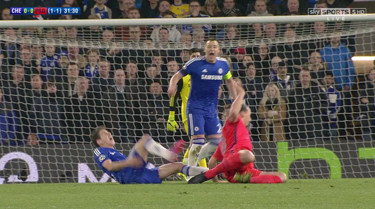 SkySportsCL's tweet photo. RED-CARD! Zlatan Ibrahimovic has been sent off for a challenge on Oscar. Right decision? FAV for yes, RT for no. http://t.co/UbPQQiCOrm