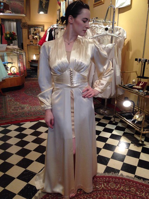 Late 30's early 40's silk dressing gown in excellent condition and a perfect for, score! http://t.co