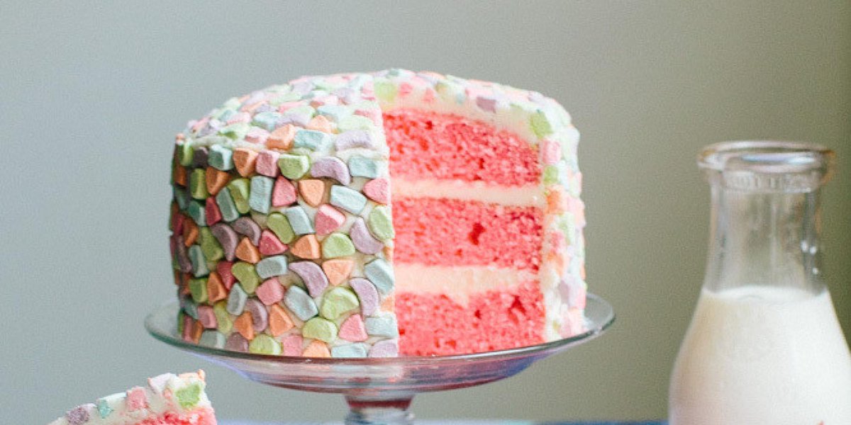 HuffPostTaste's tweet image. We may be shedding our layers on the outside, but we're piling them onto our cakes huff.to/1GrUPfr