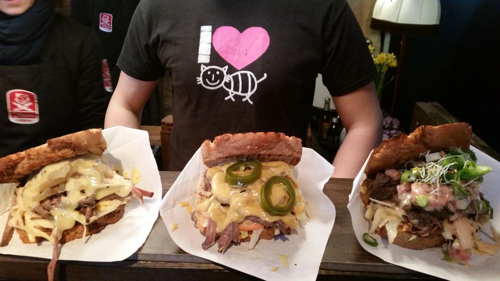 1. Station: geniale Sandwiches von <a href="/jkinski/">J.Kinski</a> <3 Brot &amp; Saucen selbstgemacht, mit pulled beef #streetfood #Hamburg