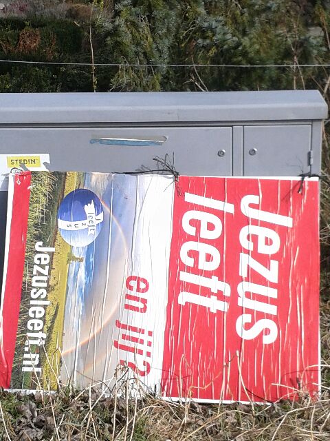 AdrieBeumken's tweet photo. Tja dan val je soms om #jezusleeft  Kan de beste overkomen #jezusredt En naar rechts, ook dat nog #hemeltjelief http://t.co/zhK5a6P3WM