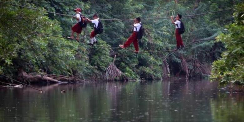 Kisah Anak-anak SD di Kampung JK bergelantungan tali kawat 30 meter setiap hari untuk sekolah komp.as/A8dBJ