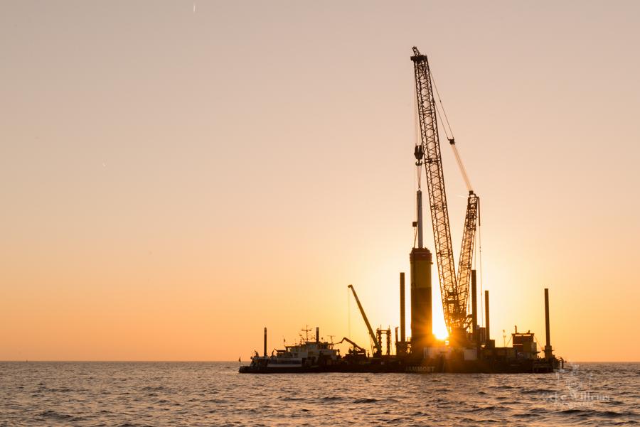 gekewillems's tweet image. Geweldig fotomoment gisteren! Zonsondergang tijdens plaatsen eerste funderingspaal #Windpark #Westermeerwind #Siemens