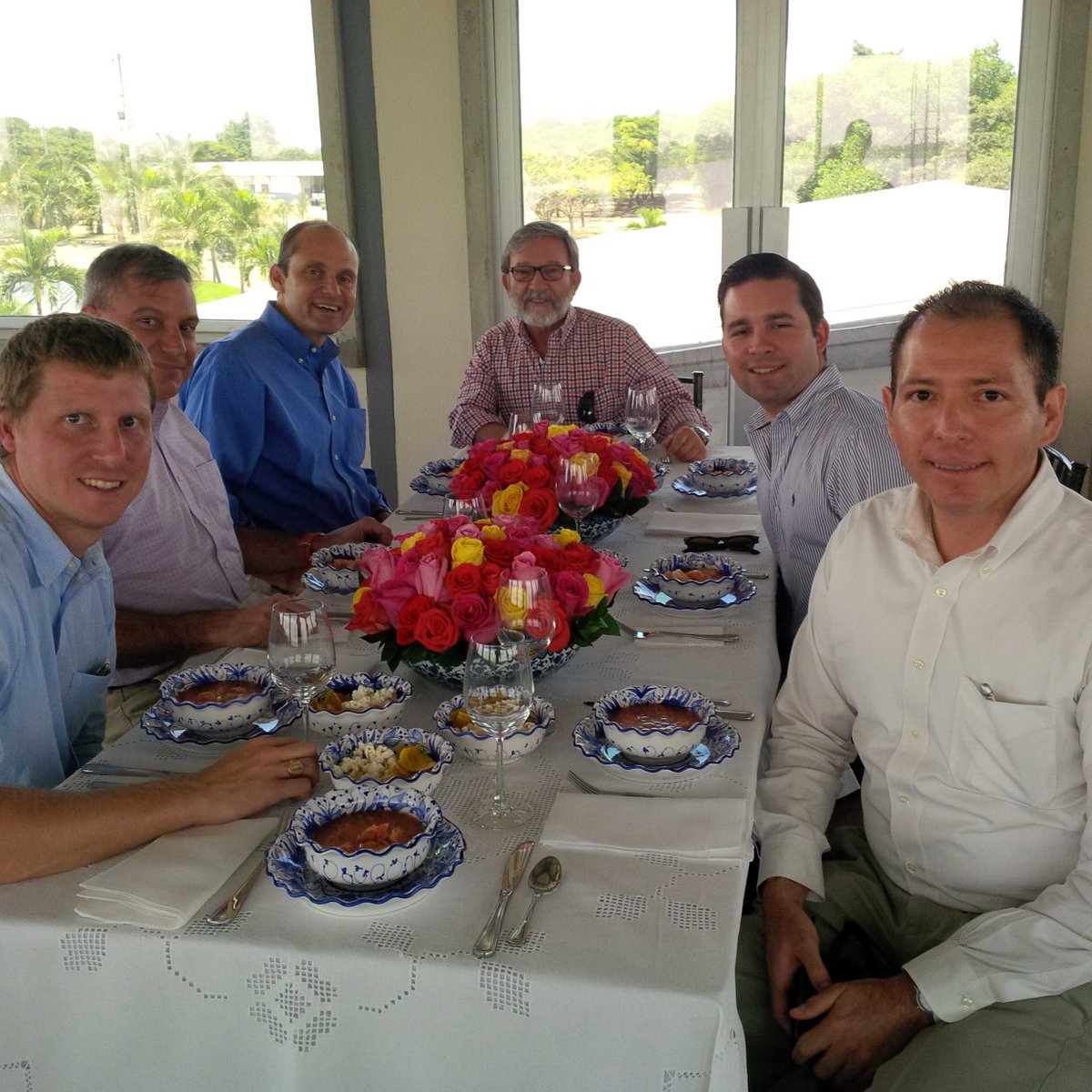 InglesEEUU's tweet image. El Embajador Namm probando un #ceviche de #camarones en #Produmar con la familar Lince. Que Rico! @usembassy_quito.