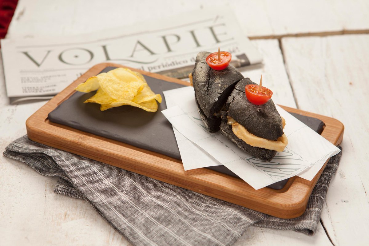 ElenHidalgo's tweet photo. “@TabernaVolapie:Bocatín de calamares con pan de tinta y salsa César todo un clásico de #Volapié http://t.co/zfO8TOCZq8”otra señal @planEIR!
