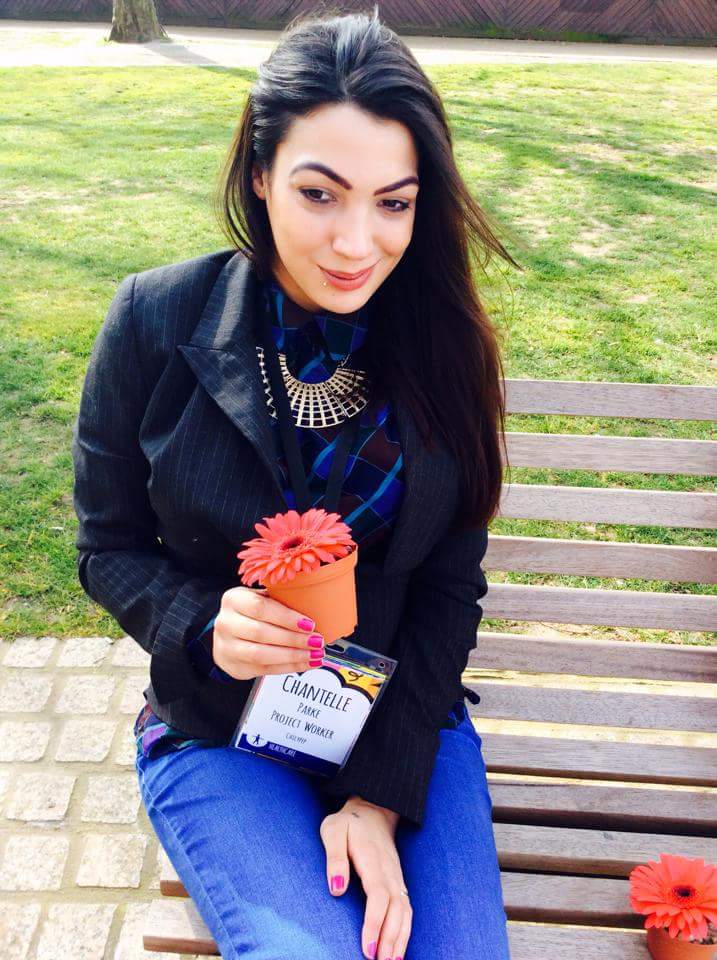 Chilypep's tweet photo. Random acts of kindness in action :-) Free flowers on southbank make us #smile inbetween #FeelHappyFix event :-) http://t.co/1JD57TkWPD