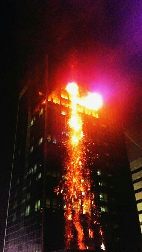 RT <a href="/xmodila_/">Modila Akbari</a> Editan ato bukan nih. Masa api nya kek larva gitu.
Kebakaran di wisma jakarta.