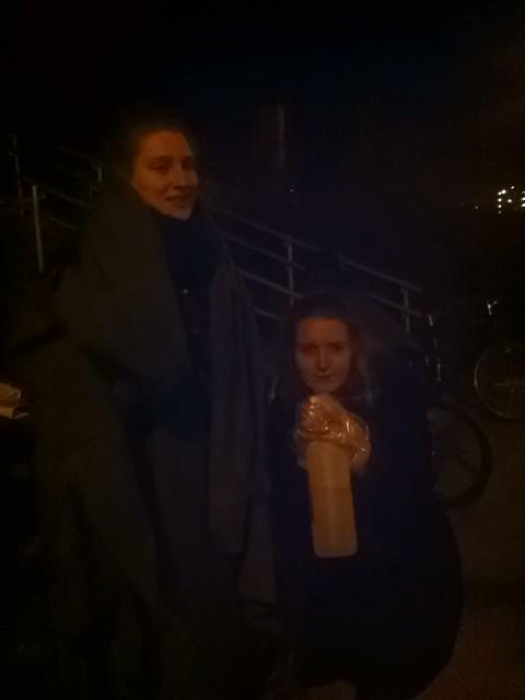 Profilgruppa's tweet photo. Vi brannsikrer gardiner og Synne utforsker motemulighetene. http://t.co/JtkhBitAkT