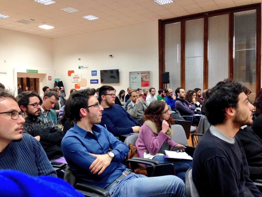 dolabschool's tweet photo. Concentrazione e curiosità per la spiegazione di @gaiazzz del sesto trend: #OutOfStandard! #DolabUi #DolabOpen http://t.co/3YWHuG89LV