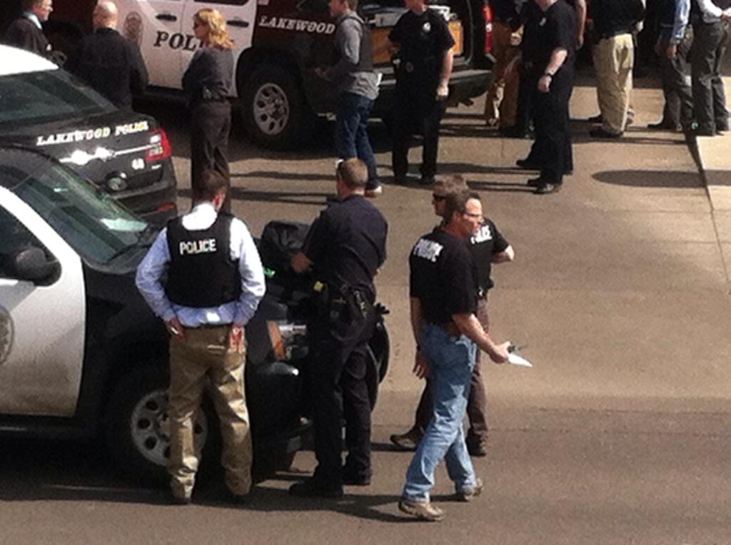 CoMediaSchool's tweet photo. Lakewood PD searching a bag left by the suspects. 1 in custody. 1 still at large per Lakewood PD. @9NEWS @CBSDenver http://t.co/xPbHgYdn3s