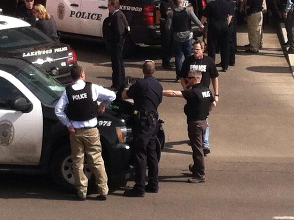 Lakewood PD searching a bag left by the suspects. 1 in custody. 1 still at large per Lakewood PD. <a href="/9NEWS/">9NEWS Denver</a> @CBSDenver