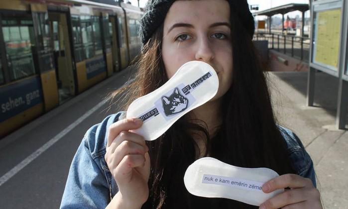 gleicefpc's tweet photo. "@JornalOGlobo: Jovem escreve mensagens feministas em absorventes e cola em postes e paredes. http://t.co/msFIYk0sBV http://t.co/FCvdHA5MfD"