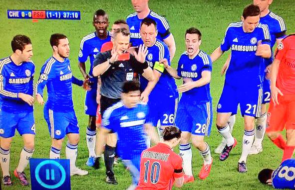 Footballtweet's tweet photo. Every outfield Chelsea player surrounds the referee before Zlatan Ibrahimović's red card. Shocking. #CFC #PSG http://t.co/wmP3NZvdDF