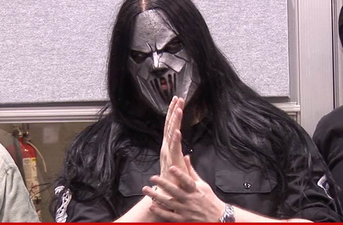 #Breaking: Slipknot guitarist, Mick Thompson, STABBED IN THE HEAD... by his brother!! tmz.me/2wCyOee