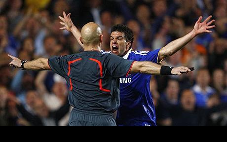 Die Champions League Schiedsrichter an der Stamford Bridge... #övröbö #kuipers #CFCPSG