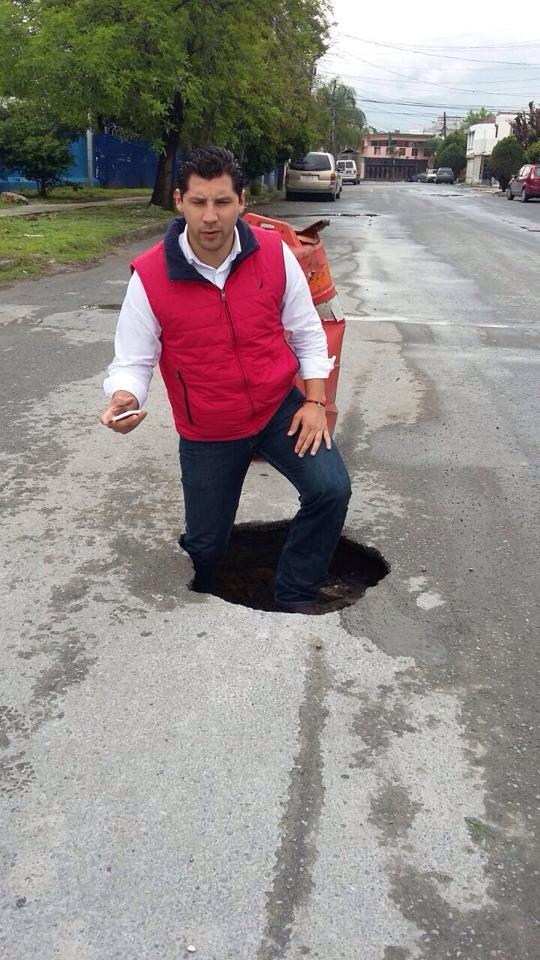 PacoGzzR's tweet photo. Triste pero cierto,las condiciones de las calles en el #distrito7 en #Monterrey #SeamosDiputados #FranciscoGonzález http://t.co/0BQSWPxuG3
