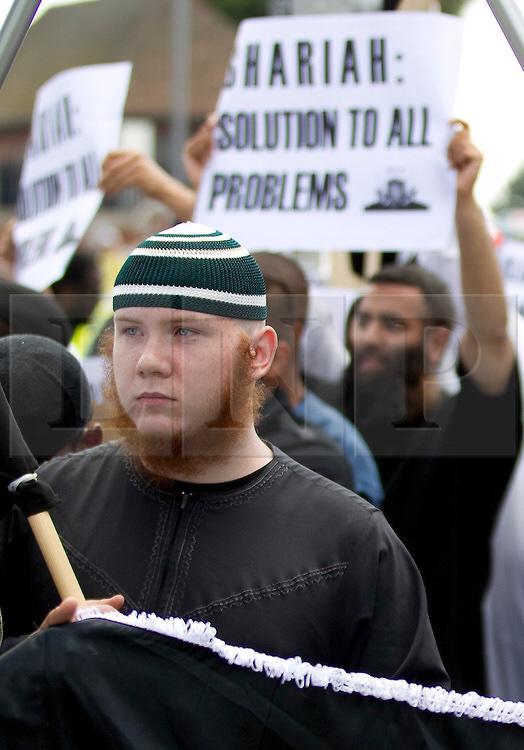 riwired's tweet photo. #UK needs to deport this criminal, #WhiteMuslim thug. ISIS Khilafa is calling you, cowardly sucker. @Toryboy1960 http://t.co/Dr7jp1xQRE