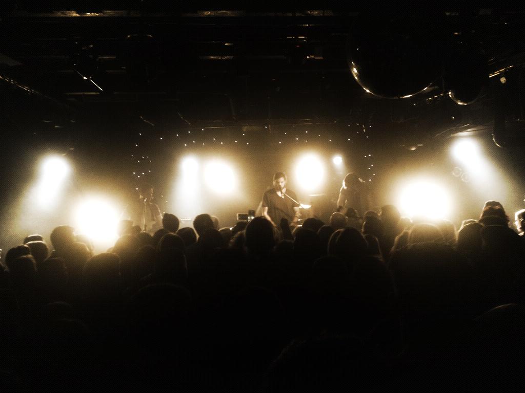 kate_taylor's tweet photo. Always a good night with @NicolaFahey #caaaaaaamden @SunsetSons #bitcrowded http://t.co/UZLMfPUkmZ
