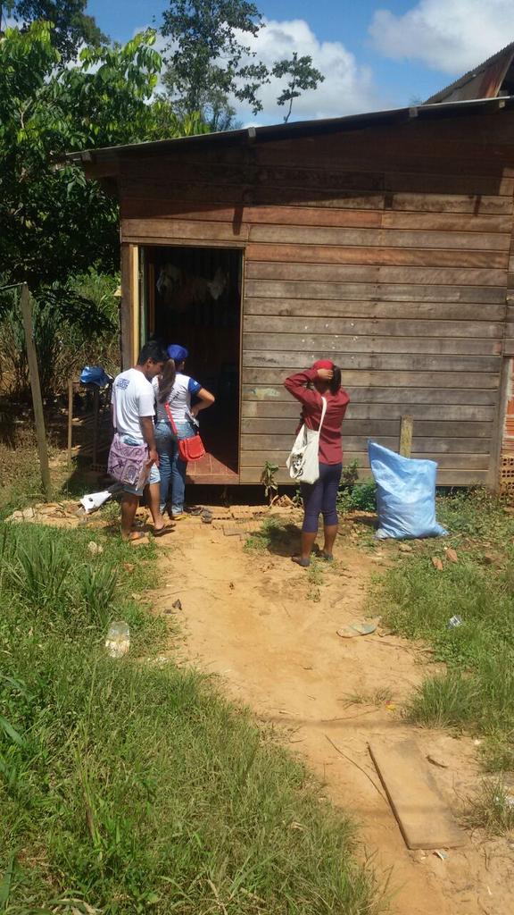 UciaAna's tweet photo. Estamos trabajando puerta a puerta escuchando a los vecinos y socializando nuestro programa #Elecciones2015 http://t.co/z6thYCwdO2
