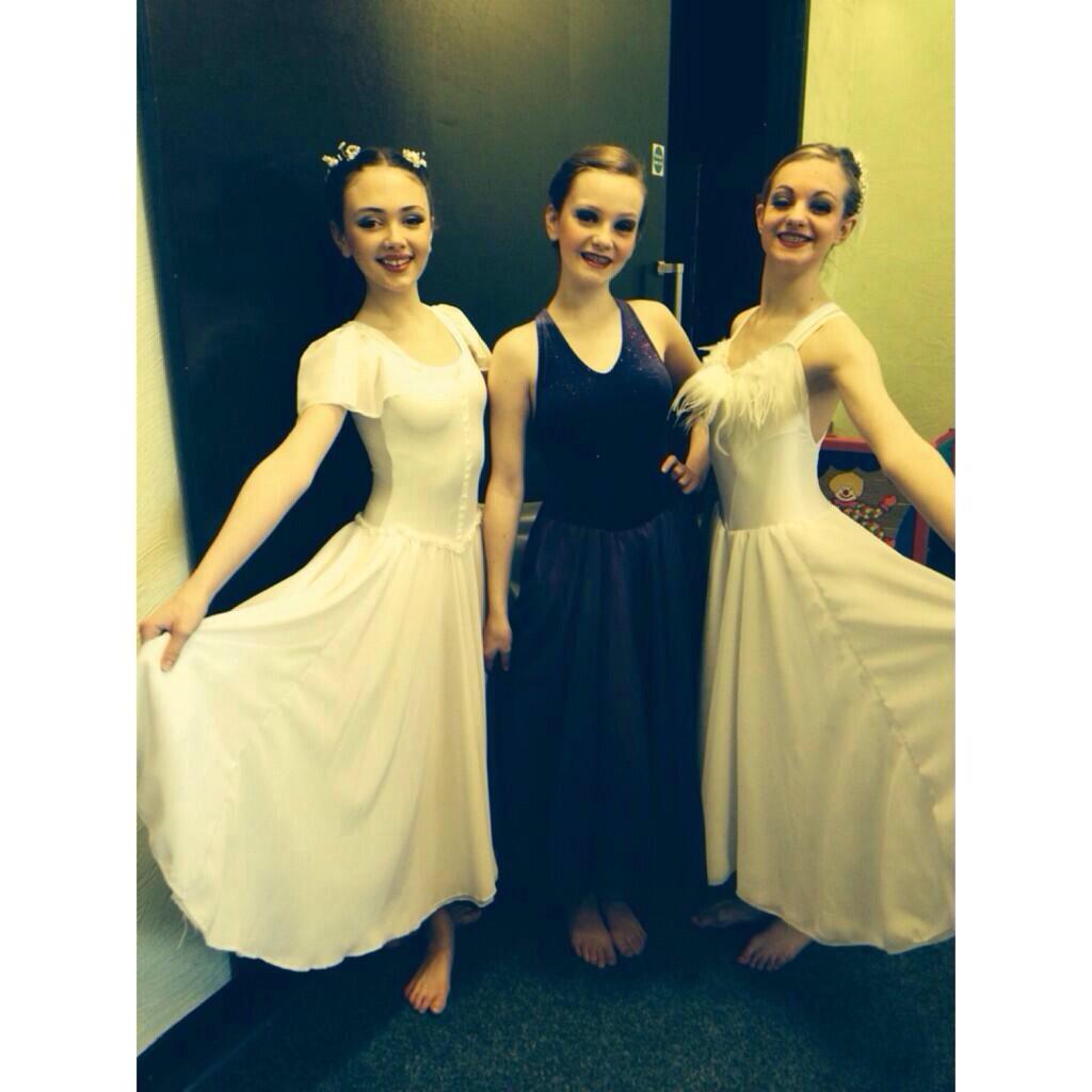 _miaperrry's tweet image. Throwback to when we were the same height #midgetproblems 👊💗 @_danielleesmith